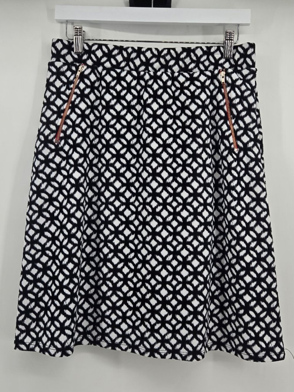 Le Lis Maura Geometric Print A-Line Skirt - L White/Black
